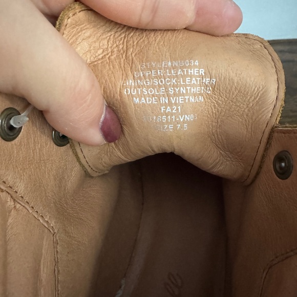 Madewell women’s Tan Hiking Boots - Picture 6 of 7
